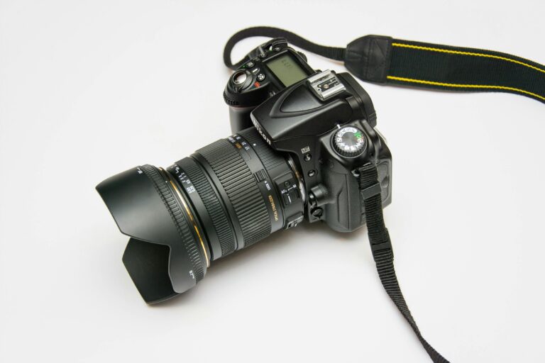 Appareil photo Nikon posé sur fond blanc