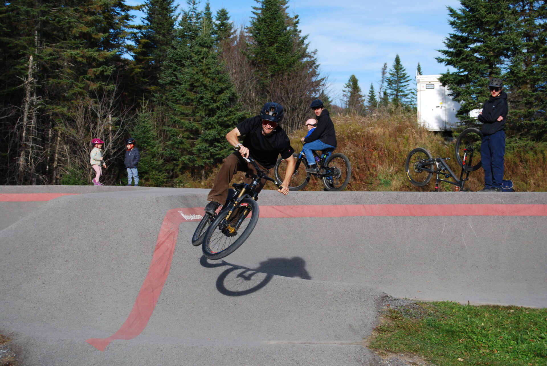 Cycliste en saut sortant d'un virage de pumptrack.