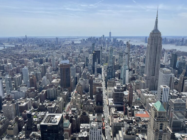 Vue d'un gratte-ciel de la ville de New York avec l'Empire State building.